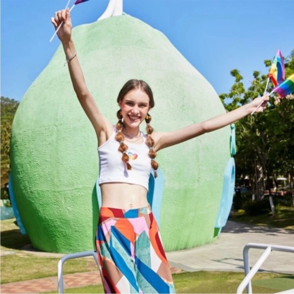 NWT Rainbow tie dye heart white crop top crew neck - Picture 4 of 7